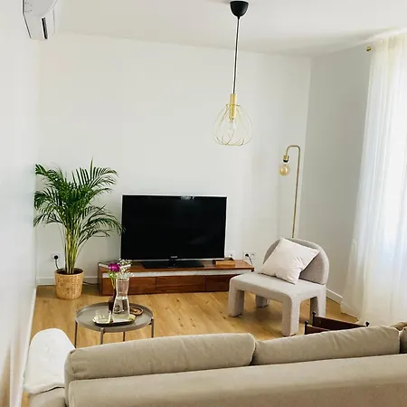 Luxury Flat Near Paris & *